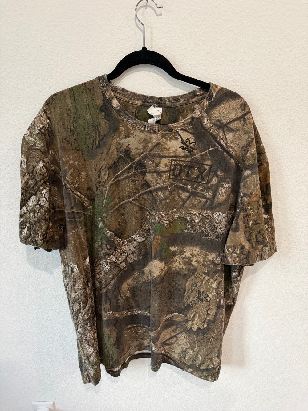 Realtree Men's Short-Sleeve Camo Tee in Brown and Green
